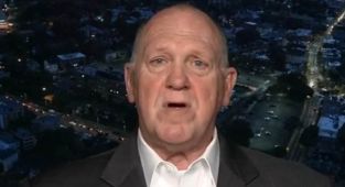 Tom Homan's gives brutal deadline to AOC after she mocked him