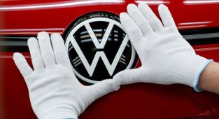 Trump wins as VW pledges 'massive' US job investment