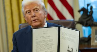 Trump's DOGE cuts vital FAA team, sparking flight safety fears
