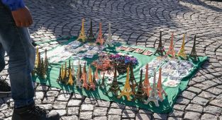 US brothers beaten up with miniature Eiffel Towers