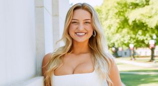 Viral ring girl Sydney Thomas celebrates graduating from Alabama