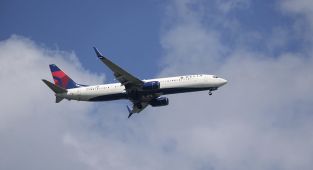 Young girl gets brutal reaction as she sings to passengers on flight