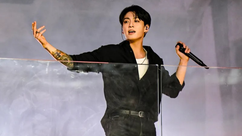 BTS üyesi Jungkook New York Times Meydanı'nda performans sergiledi