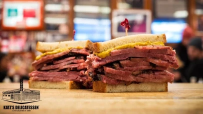 ABDPost, New York’un efsane lezzet durağını yerinde inceledi: Katz’s Deli’de dev sandviçlere yoğun ilgi