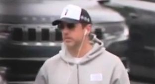 Aaron Rodgers officially signs $13.65m deal with Pittsburgh Steelers