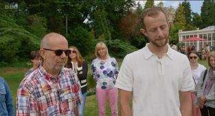 Antiques Roadshow guest stunned by huge value of watch bought for £21