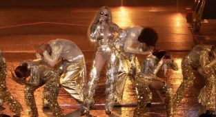 Beyonce's pants fall down when on stage