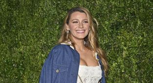 Blake Lively swoons over new singer in apparent dig at Taylor Swift