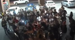 Brazen teens loot store amid parking lot boxing match between women
