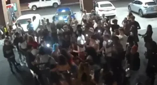 Brazen teens loot store amid parking lot boxing match between women