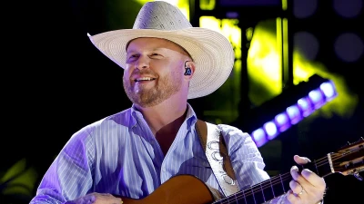Country star stops show after fight breaks during God Bless America
