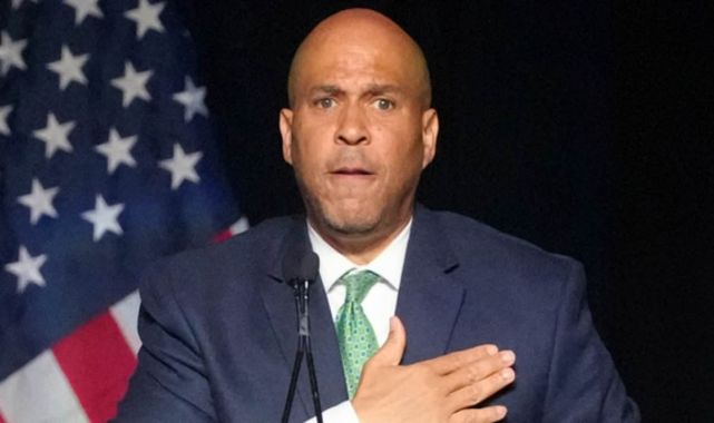 Democrat senator sparks MAGA outrage after awkward hand gesture
