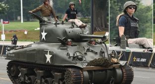 Female agent at Trump's military parade goes viral for unusual attire