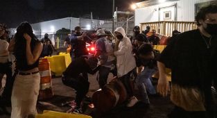 Four migrants ESCAPE from ICE detention after protesters spark chaos