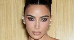 Half-naked Kim Kardashian gives fans a look inside her walk-in closet