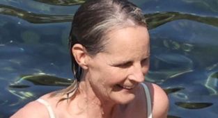 Helen Hunt, 61, flaunts bikini body in Italy