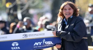 History-making female marathon runner dead at 86