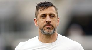 Insider: NFL contender worried about QB after passing on Aaron Rodgers