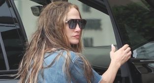 Jennifer Lopez suffers rare bad hair day while in baggy overalls