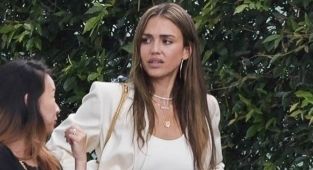 Jessica Alba reunites with Cash Warren at daughter's graduation