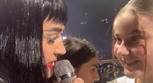 Katy Perry invites young girl on stage and records message for teacher