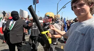 LA rioter dressed in makeshift tactical gear trolled at protests