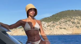 Lori Harvey shows off her curves in a shiny gold bikini
