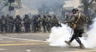 Los Angeles unrest persists as protesters rally against migrant arrests