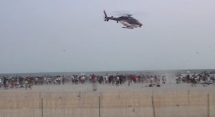 Mass brawl breaks out between high schoolers on vacation beach