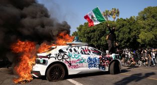 Mexican president's response to country's flag toted by LA rioters