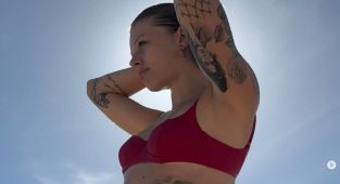 Model nepo baby with famous rock star dad shows off her figure