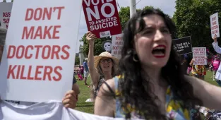MPs vote to LEGALISE assisted dying