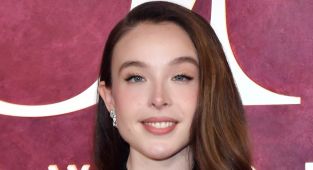 Nepo baby daughter of Hollywood lothario stuns on Tonys red carpet