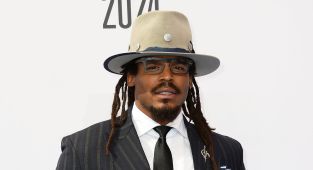 NFL icon stuns fans with bizarre floral outfit on red carpet