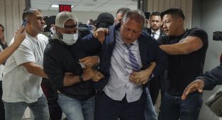 NYC's comptroller dramatically arrested by ICE outside court