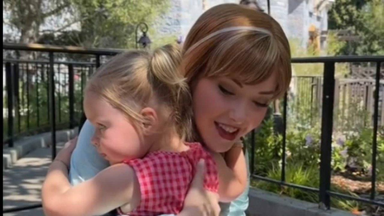 People are only just finding out about the 'Disney hug rule'