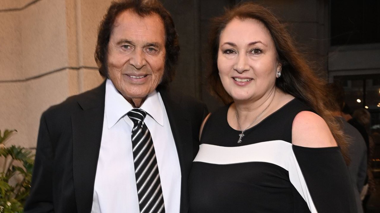 Rarely seen Engelbert Humperdinck, 89, steps out with his daughter -  ABDPost.com Amerika'dan Haberler