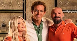 Ryan Reynolds hosts bizarre Beverly Hills, 90210 reunion