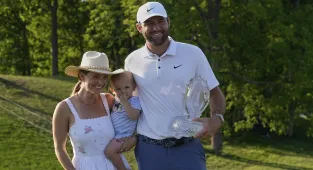 Scottie Scheffler's son Bennett suffers hilarious bathroom mishap