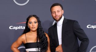 Shirtless vacation photo of Steph Curry sparks concern from fans