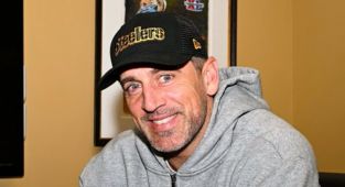 Steelers star overshadows Aaron Rodgers' first day with shock move