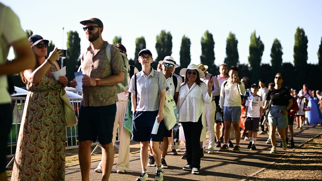 Tennis fans told NOT to travel to Wimbledon with queue 'at capacity'