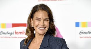 Teri Hatcher, 60, displays her taut skin at fashion fhow in Hamburg