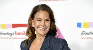 Teri Hatcher, 60, displays her taut skin at fashion fhow in Hamburg