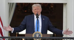 Trump suspends Harvard University's foreign student visa program