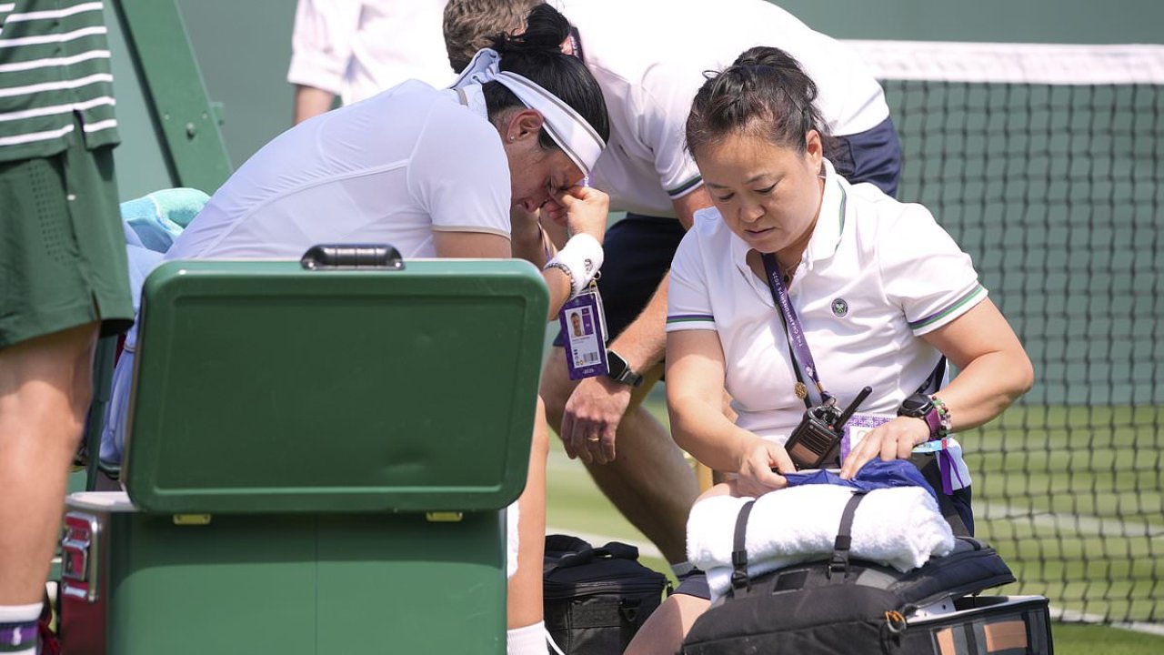 Two-time Wimbledon finalist retires in tears on opening day
