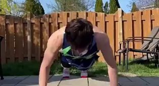 YouTuber does 16,000 push-ups - viewers call transformation 'crazy'
