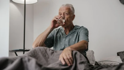 Gece su içmek sandığınız kadar masum değil: Uykunuza sessizce zarar verebilir