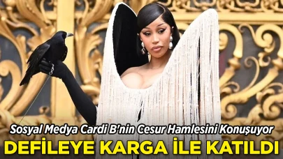 Cardi B Canlı Karga ile Defileye Katıldı!