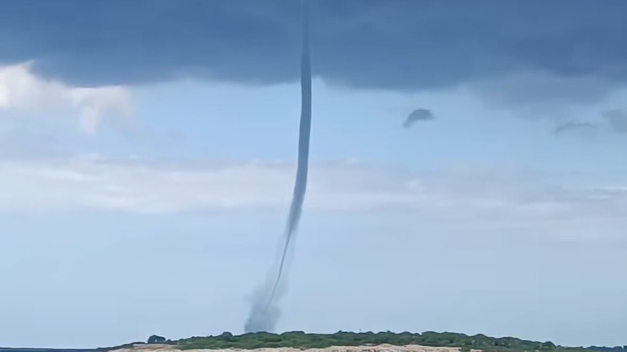 'Apocalyptic' wildfire closes on Marseilles and tornadoes form in Med